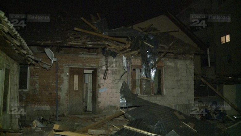 Acoperisul unui bloc a cazut peste o casa la Timisoara Imagine