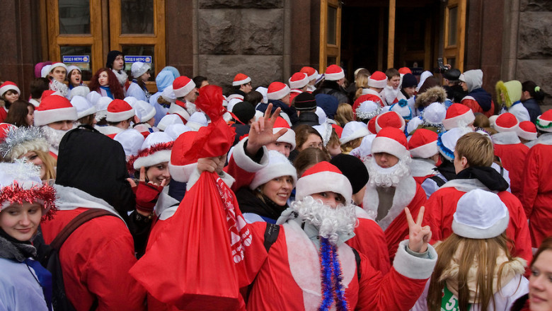 Actiune caritabila. Zeci de rusi imbracati in Mos Craciun au adunat bani pentru copiii bolnavi Imagine