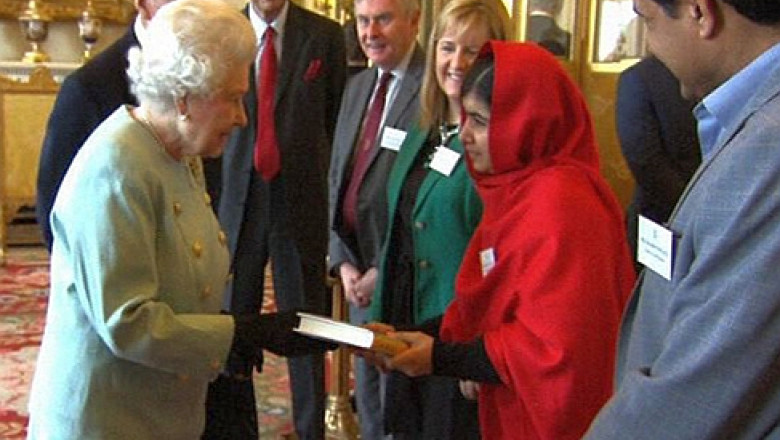 Activista pakistaneza Malala Yousafzai, intalnire unica: I-a facut cadou propria carte Reginei Elisabeta a II-a Imagine
