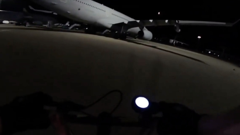 Activisti pro-palestinieni au patruns in baza aeriana britanica Brize Norton si au stropit avioanele cu vopsea Imagine