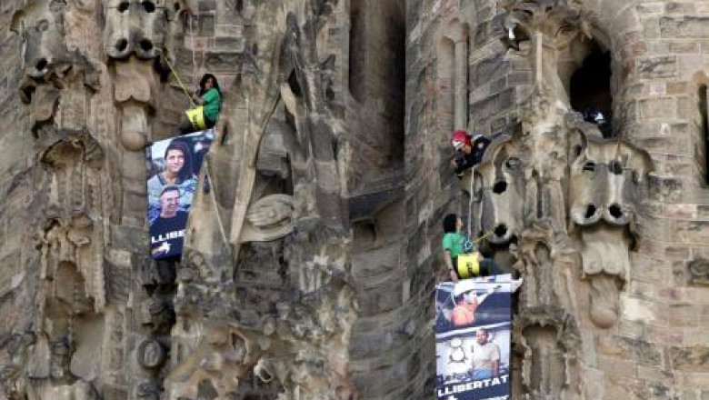Activistii Greenpeace au escaladat Sagrada Familia, cerand eliberarea colegilor lor arestati in Rusia Imagine