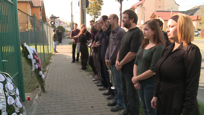 Activistii Rosia Montana, cu straie negre, coroane si lumanari, la Timisoara. In memoriam, Certeju de Sus 1971 Imagine