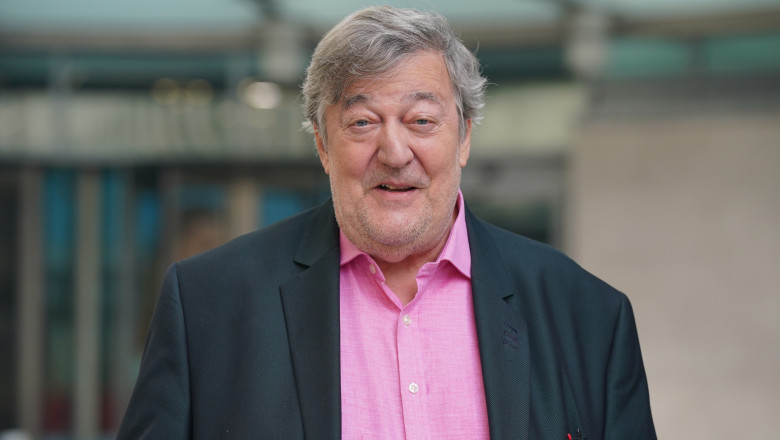 Actorul Stephen Fry a ajuns la spital dupa ce a cazut de pe scena, in Londra Imagine