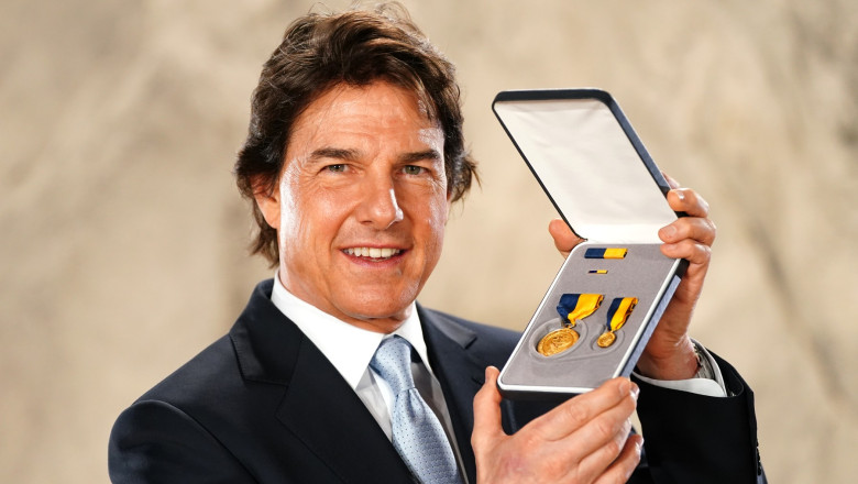 Actorul Tom Cruise a fost decorat cu cea mai inalta distinctie civila a Marinei SUA Imagine
