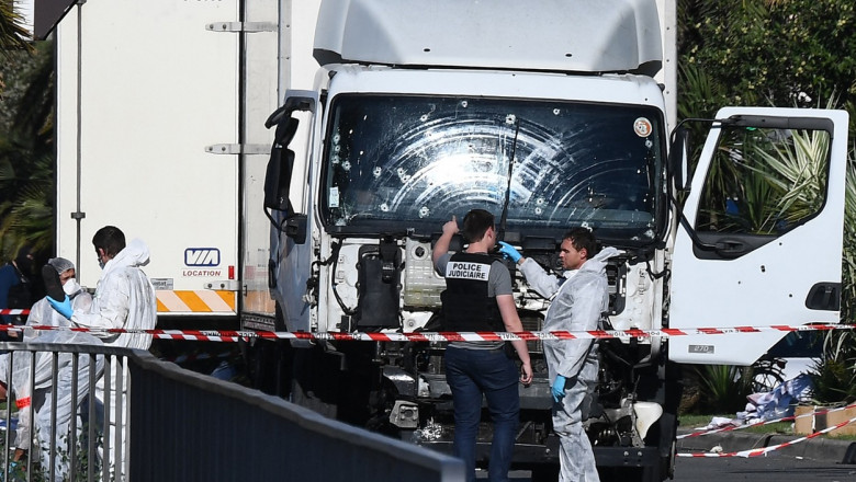 Acuzatii principali in cazul atentatului de la Nisa, soldat cu 86 de morti si 450 de raniti, risca cel mult 15 ani de inchisoare Imagine