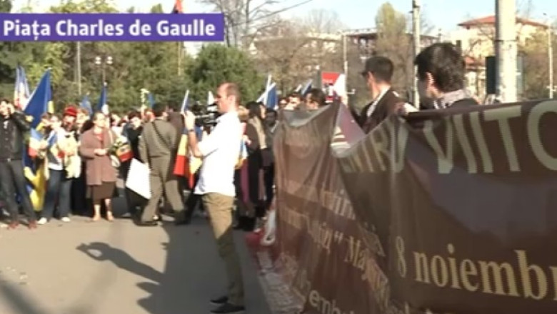 Adeptii monarhiei au iesit in strada. Sute de oameni cer restaurarea regalitatii Imagine