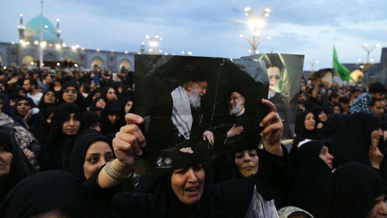 „Adio spre paradis”. Ebrahim Raisi a fost inmormantat in orasul sau natal. Mii de oameni i-au adus un ultim omagiu Imagine