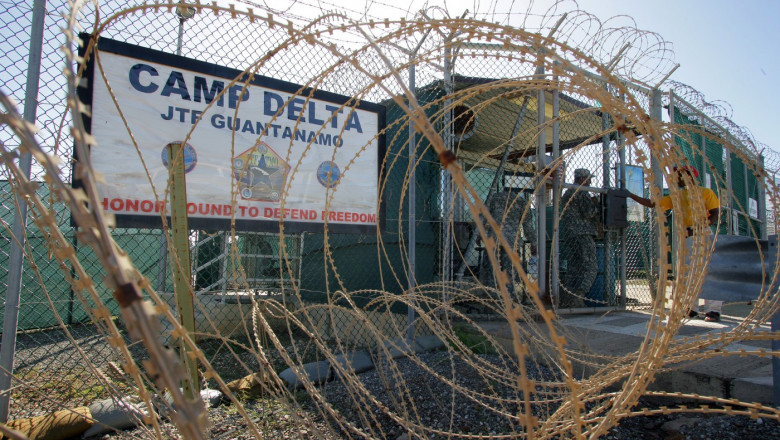 Administratia Trump vrea sa trimita migranti in detentie la Guantanamo. Inchisoarea e de obicei destinatia celor acuzati de terorism Imagine