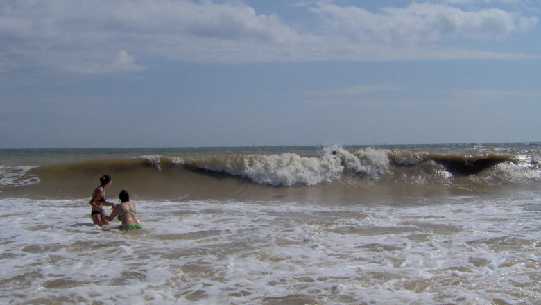 Adolescenta salvata a murit. Trei fete au fost purtate de valuri, in larg, la Navodari si numai doua au supravietuit Imagine