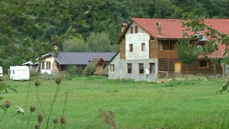 Adolescentele care s-au plans ca au fost hartuite in tabara, in stare de soc. Inregistrarea discutiei cu barbatul acuzat Imagine