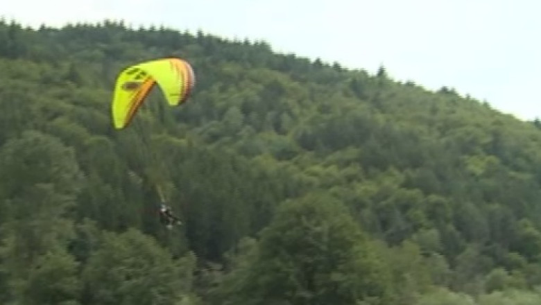 Adrenalina la inaltime. Peste 120 de parapantisti din toata lumea s-au intrecut in Arges Imagine