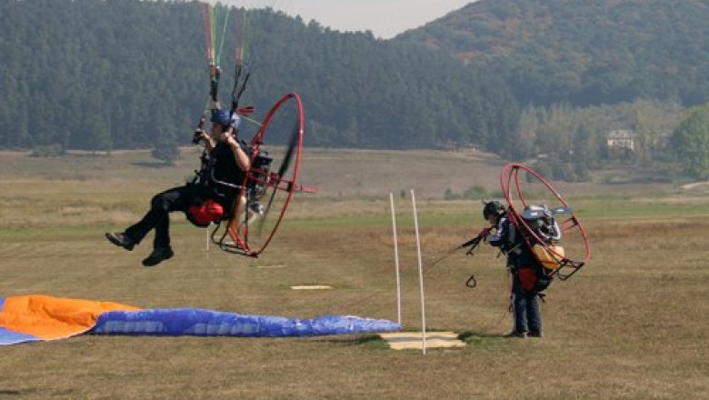 Adrenalina la mare inaltime. Iubitorii zborului cu paramotorul si-au desemnat campionii Imagine