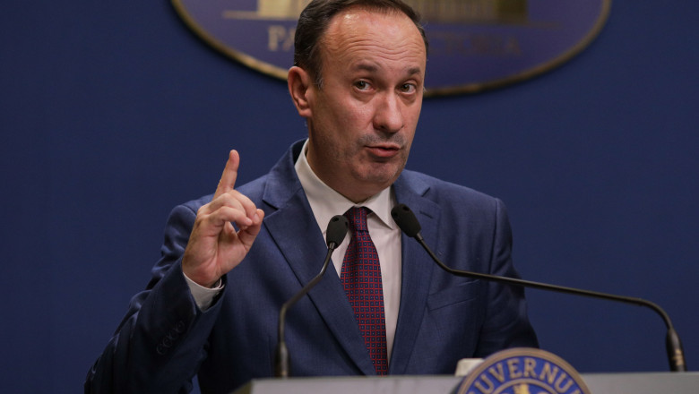 Adrian Caciu: La fiecare sfarsit de an apar falsii profeti ai crizei, toti plavanii, glavanii, paunii. Nu va mai uitati in gura lor Imagine