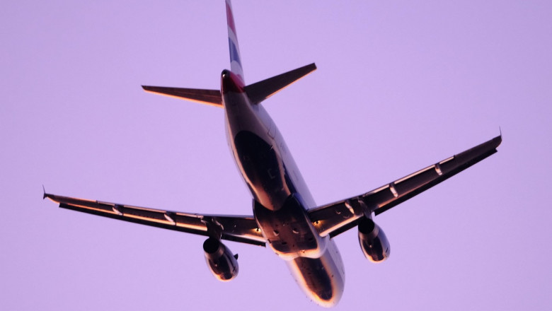 Aeroportul Heathrow din Londra a reluat zborurile dupa pana de curent provocata de un incendiu Imagine