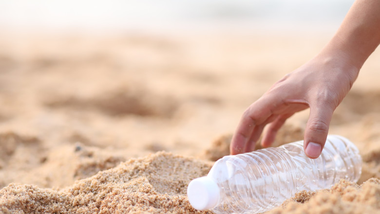 „Afacere” pe plaja: la cules de ambalaje reciclabile. Ce spun turistii despre cei care aduna sticlele de plastic Imagine