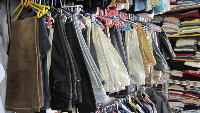 Afacerea hainelor second-hand donate ca ajutoare, iar apoi vandute Imagine