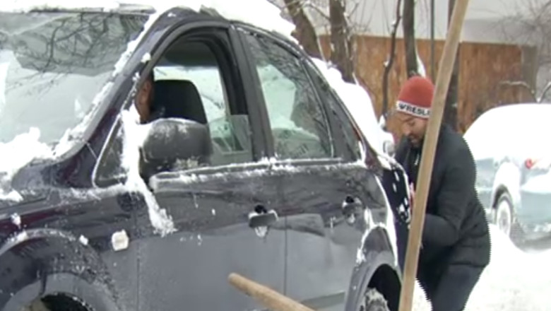 Afacerea "lopata" in Bucuresti. 50 de lei pentru deblocarea din zapada Imagine