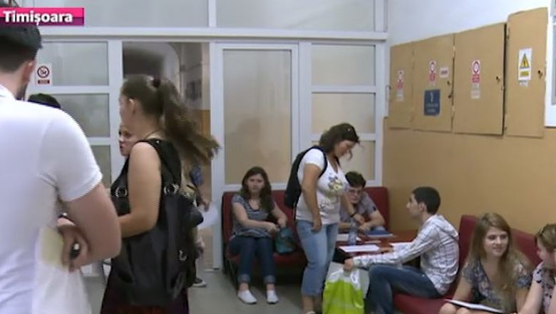 Agitatie la secretariatele liceelor. Se pot ridica adeverintele ce tin locul diplomelor de Bacalaureat Imagine