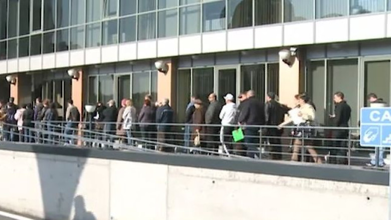 Aglomeratia lunara de la Finante. ”E bataie de joc, nu e normal”, se plang contribuabilii Imagine