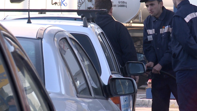 Aglomeratie in benzinarii. De la 1 aprilie, carburantii se scumpesc cu 41 de bani pe litru Imagine
