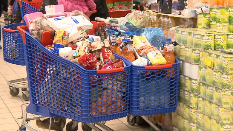 Aglomeratie in supermarketuri. Unii cumparatori au cheltuit si cate 2.000 de lei pentru masa de Craciun Imagine