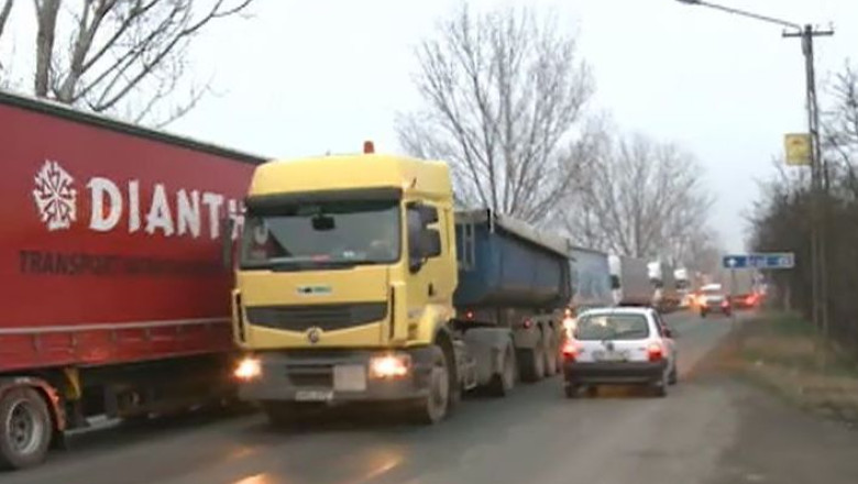 Aglomeratie in vama Nadlac. Camioanele cu materiale de contructie incearca sa sara peste rand Imagine