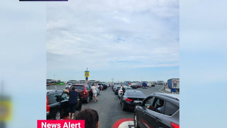 Aglomeratie infernala la iesirea din tara: In vama Nadlac II este coloana de sute de masini si se asteapta minimum 80 minute Imagine