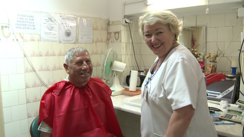 Aglomeratie la CAR la....frizerie! Sute de pensionari din Galati se tund ieftin la salonul din incinta CAR-ului Imagine