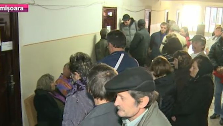 Aglomeratie la Casa de Pensii din Caras-Severin. Un singur medic revizuieste dosarele celor care cer pensie de handicap  Imagine