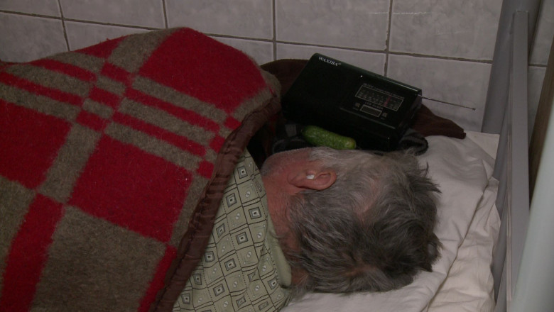 Aglomeratie la centrul persoanelor fara adapost Imagine