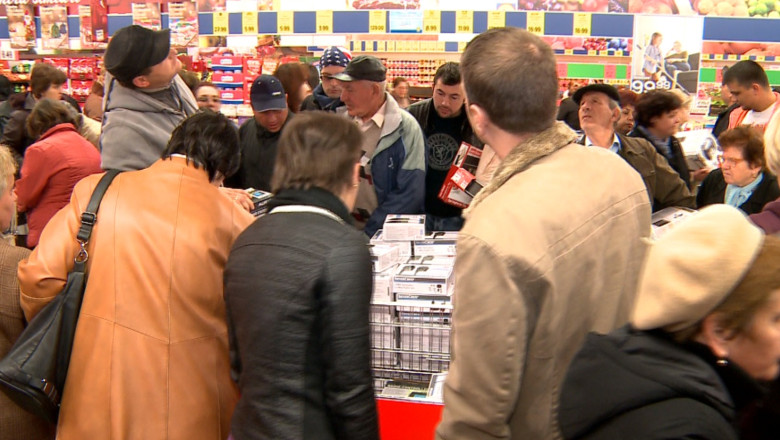 Aglomeratie la deschiderea unui supermarket din Iasi Imagine