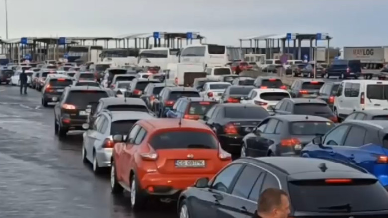 Aglomeratie la frontiera Romaniei cu Ungaria si in aeroporturi. Peste 200.000 de persoane au intrat vineri in tara Imagine