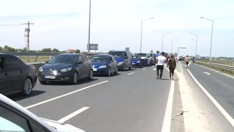 Aglomeratie la granita cu Ungaria. Soferii asteapta 90 de minute pentru a iesi din tara Imagine