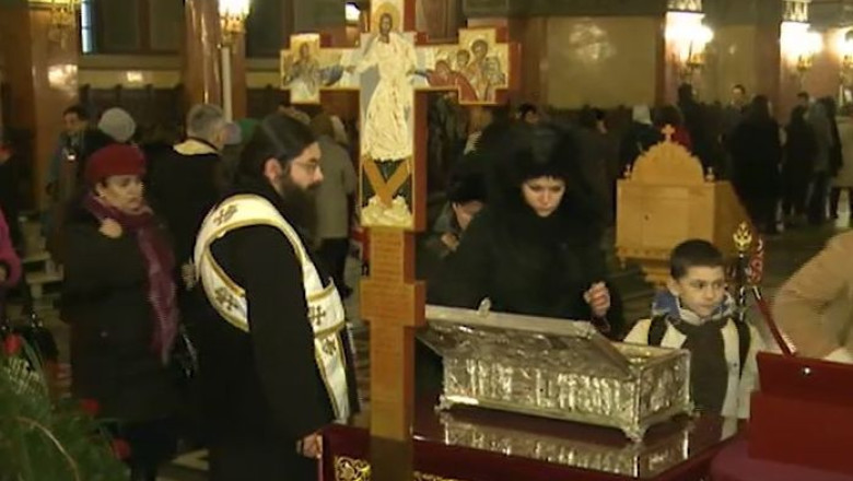 Aglomeratie la moastele Sfintilor Imparati Constantin si Elena Imagine