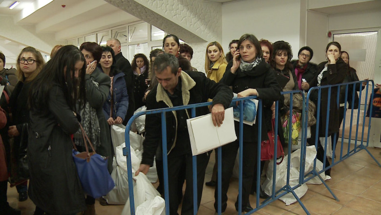 Aglomeratie la predarea buletinelor de vot Imagine