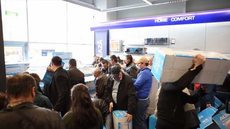 Aglomeratie la promotii, in Craiova. Sute de oameni au stat la coada pentru produse reduse Imagine