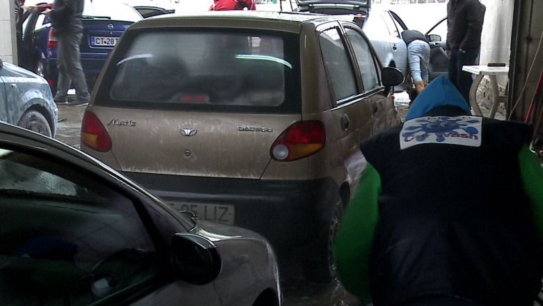 Aglomeratie la spalatoriile auto. Traditia spune ca masina murdara si rezervorul gol aduc ghinion Imagine