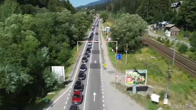 Aglomeratie pe soselele spre mare si munte si blocaj pe calea ferata, de Sf. Maria. Cum a aratat inceputul minivacantei pe austostrazi Imagine