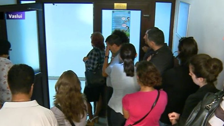 Aglomeratie pentru schimbarea buletinului. Zeci de basarabeni vin zilnic la Vaslui si asteapta ore in sir la coada Imagine