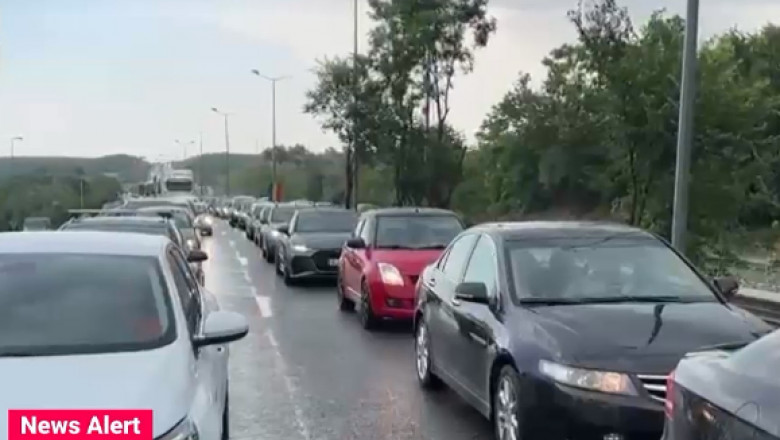 Aglomeratie si trafic intens pe Autostrada Soarelui. S-au format cozi kilometrice de masini din cauza lucrarilor la Podul de la Fetesti Imagine