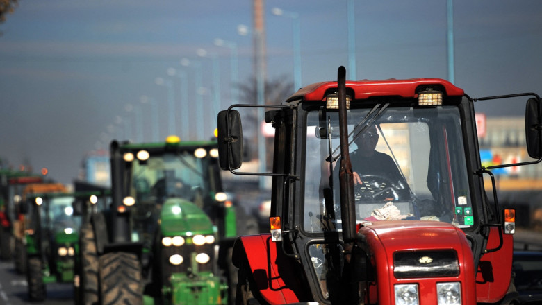 Agricultorii bulgari au blocat o sosea in apopierea orasului Ruse si cer interzicerea importurilor de grau din Ucraina Imagine