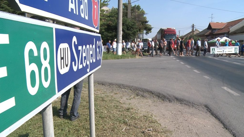 Agricultorii disperati blocheaza drumul. Nu pot trece de... autostrada! Imagine