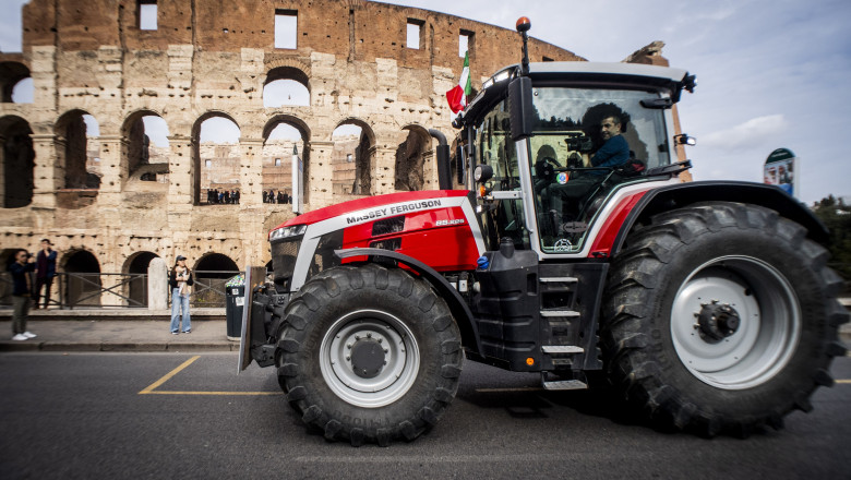 Agricultorii italieni protesteaza cu tractoarele de-a lungul Colosseumului Imagine