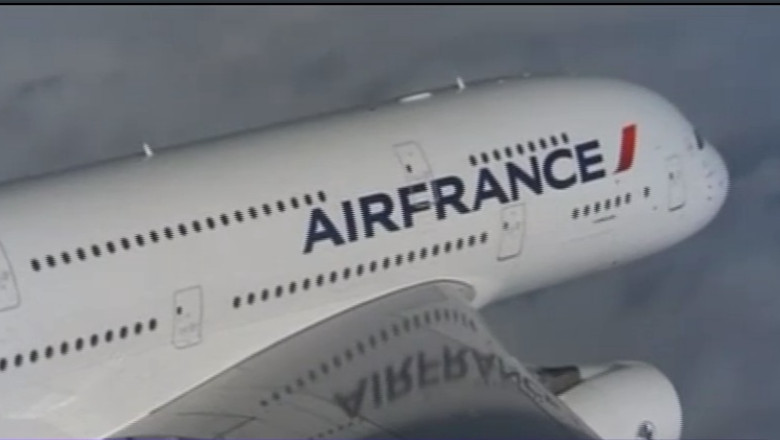 Air France ofera gratuit pasagerilor noul numar al revistei Charlie Hebdo Imagine