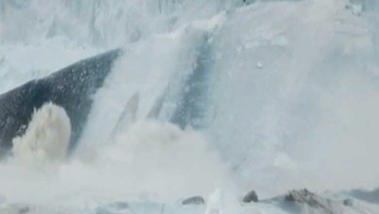 Aisberg desprins in Antarctica. Bucata de gheata masoara 700 de kilometri patrati Imagine