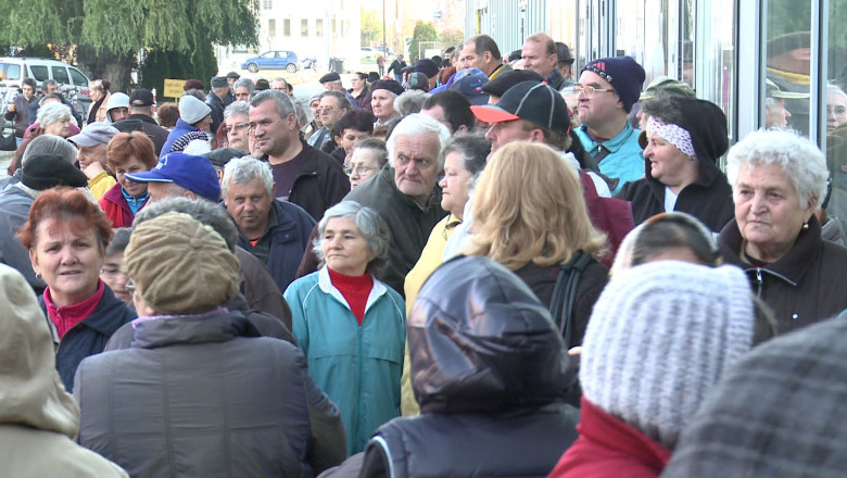 Ajutoarele din partea UE: timisoreni, din nou, la coada. Unii au innoptat in fata depozitului Imagine