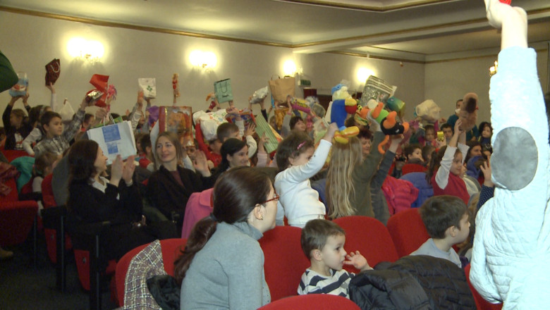 Ajutoarele lui Mos Nicolae. Peste 300 de copii din Oradea si-au daruit jucariile celor nevoiasi Imagine