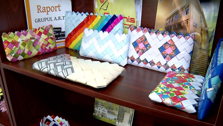 Ajutor pentru copii, de la alti copii. 150 de liceeni vand posete pentru a cumpara casa unei familii Imagine