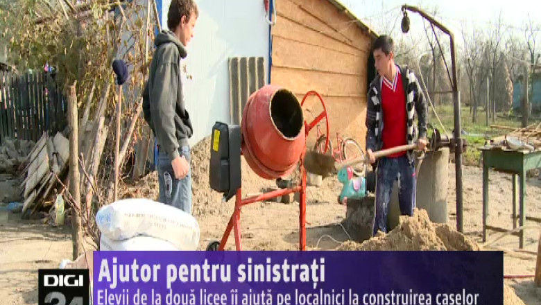 Ajutor pentru sinistrati. Elevii de la doua licee din Slatina ii ajuta pe localnici la construirea caselor   Imagine