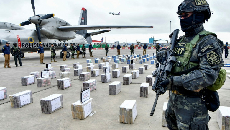 Al doilea producator mondial de cocaina cumpara 12 avioane pentru lupta antidrog Imagine